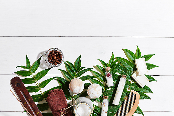 포토 JPG 해외이미지 잎 실내 사람없음 하이앵글 수건 머리빗 오브젝트 흰배경 스파용품 비누 아로마테라피 입욕소금 해외포토 식물 뷰포인트 백그라운드 내부 위생용품 스파 흰색 미용용품 소금 테라피 파일형식 이미지허브