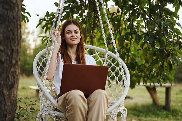 포토 JPG 해외이미지 주간 여자 여유 휴가 휴식 한명 앉기 상반신 성인 야외 앞모습 노트북 잡기 해먹 흔들의자 성인여자한명만 해외포토 자연요소 1 감정 뷰포인트 컨셉 의자 모션 사람 전자제품 침대 여자한명만 성인여자만 파일형식 이미지허브