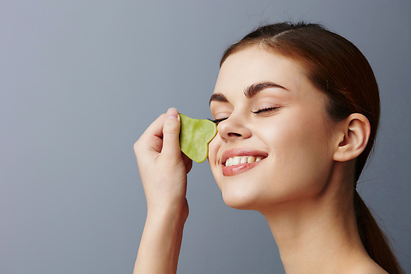 포토 JPG 해외이미지 여자 얼굴 실내 한명 미소 들기 상반신 성인 옆모습 뷰티 눈감음 스파 마사지 미용용품 피부관리 성인여자한명만 괄사 해외포토 1 뷰포인트 모션 표정 사람 내부 신체부위 오브젝트 여자한명만 성인여자만 파일형식 이미지허브