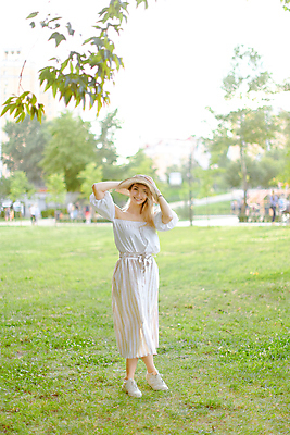 포토 JPG 해외이미지 나무 백인 1 라이프스타일 드레스 계절 공원 여자 행복 유럽 자연 따뜻함 한명 서기 사람 야외 초록색 금발 유행 정원 만족 해외포토 서양인 식물 헤어스타일 옷 공공시설 감정 나라 컬러 모션 생활 생태계 파일형식 이미지허브