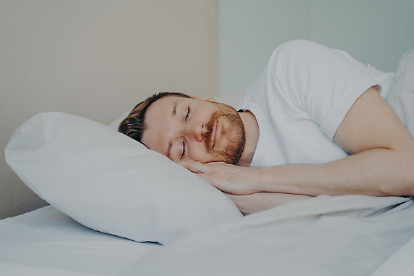 포토 JPG 해외이미지 백인 1 라이프스타일 응시 남자 행복 여유 얼굴 컨셉 베개 침구 휴식 수염 주택 실내 건강 한명 미소 사람 성인 평화 침실 꿈 흰색 침대 잠 최고 달콤 담요 낮잠 거짓말 취침시간 안락 해외포토 서양인 시선 감정 컬러 가구 표정 내부 건물 생활 신체부위 맛 파일형식 이미지허브