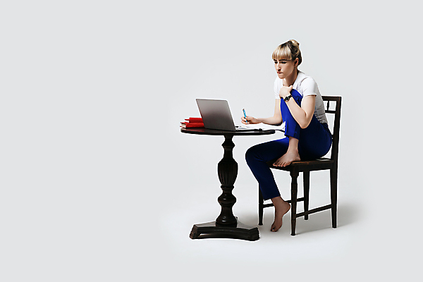 포토 JPG 해외이미지 학생 교육 백그라운드 인터넷 통신 맨발 탁자 회의 스트레스 주택 직장 한명 앉기 성인 노트북 학습 컴퓨터 펜 디지털 공책 흰색 관찰 업무 작업 개울 강의 집중 책상 입술 부름 온라인 동영상 고립 온라인강의 카피스페이스 웨비나 해외포토 1 컬러 가구 컨셉 회사 비즈니스 모션 발 문구용품 사람 건물 신체부위 전자제품 강 필기구 공백 세미나 파일형식 언택트 이미지허브