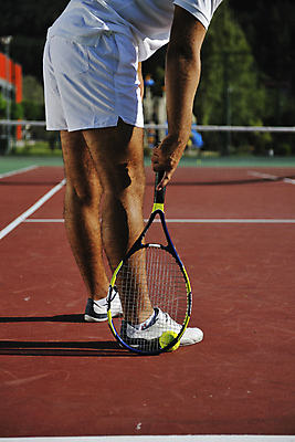 포토 JPG 해외이미지 주간 남자 한명 서기 들기 성인 야외 옆모습 아웃포커스 하반신 테니스 잡기 테니스라켓 테니스장 테니스선수 성인남자한명만 해외포토 자연요소 1 뷰포인트 스포츠시설 모션 운동선수 촬영기법 사람 구기 라켓 남자한명만 성인남자만 파일형식 이미지허브