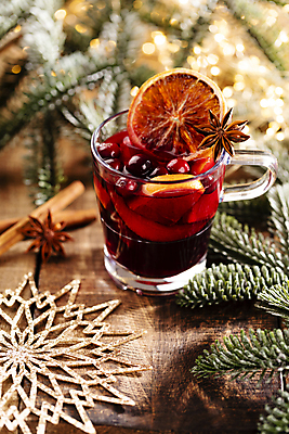 포토 JPG 해외이미지 열매 눈꽃 사람없음 레몬 솔잎 시나몬스틱 뱅쇼 해외202309 해외포토 식물 잎 과일 눈_날씨 와인 시나몬 파일형식 이미지허브