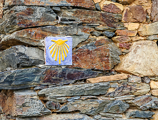 포토 JPG 해외이미지 유럽 종교 도로 길 벽 여행 자연 표시 풍경 사람없음 야외 파란색 노란색 산책 트래킹 하이킹 정보 껍질 시골 스페인 성자 방향 심볼 사인 가리비 루트 방법 산티아고 선로 순례 순례자 스페인어 해외포토 나라 컬러 교통시설 레저 조개 휴식 생태계 파일형식 이미지허브