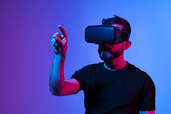 포토 JPG 해외이미지 남자 한명 상반신 성인 앞모습 옆모습 손들기 가리킴 스마트 하이테크 착용 웨어러블 가상현실 성인남자한명만 오큘러스 VR기기 해외포토 1 뷰포인트 컨셉 모션 기술 사람 손짓 기계 남자한명만 성인남자만 파일형식 이미지허브