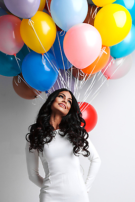 포토 JPG 해외이미지 여자 한명 상반신 성인 앞모습 올려보기 흰배경 풍선 성인여자한명만 해외포토 1 뷰포인트 백그라운드 모션 사람 흰색 여자한명만 성인여자만 파일형식 이미지허브