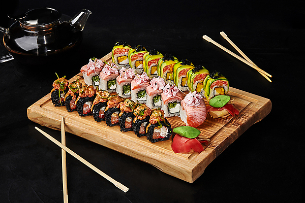 포토 JPG 해외이미지 사람없음 찻주전자 고추냉이 나무판자 생강 나무젓가락 롤스시 연어회 참치회 해외포토 채소 젓가락 주전자 목재 초밥 생선회 양념 연어 일본음식 파일형식 이미지허브