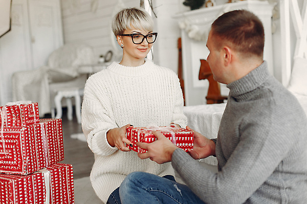 포토 JPG 해외이미지 나무 백인 라이프스타일 커플 여자 행복 컨셉 크리스마스 2 겨울 가족 관계 남편 휴가 주택 함께함 실내 선물 사랑 미소 사람 성인 내부 두명 장식 상자 금발 파티 축제 놀람 기쁨 방 회색 낭만 축하 스웨터 리빙 해외포토 서양인 식물 헤어스타일 계절 기념일 감정 컬러 상의 표정 이벤트 건물 생활 파일형식 이미지허브