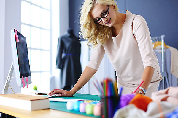 포토 JPG 해외이미지 백인 직업 손 디자인 응시 드레스 옷 여자 산업 비즈니스 한명 미소 사람 컵 알약 유행 흰색 직물 업무 작업실 실 마네킹 디자이너 스케치 천 그림 테이프 재단 재단사 스타일리스트 진짜 스타일 해외포토 서양인 1 식기 시선 컬러 문구용품 표정 미술 신체부위 약 작업 파일형식 이미지허브