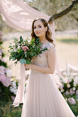 포토 JPG 해외이미지 서양인 여자 신부 부케 웨딩드레스 결혼식 한명 들기 상반신 성인 야외 옆모습 성인여자한명만 웨딩촬영 해외포토 외국인 1 드레스 뷰포인트 꽃다발 결혼 모션 사람 기념사진 여자한명만 성인여자만 파일형식 이미지허브