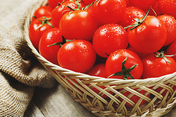 포토 JPG 해외이미지 토마토 방울토마토 실내 사람없음 바구니 삼베 가득함 담기 나무배경 해외포토 백그라운드 채소 모션 내부 파일형식 천_직물 이미지허브