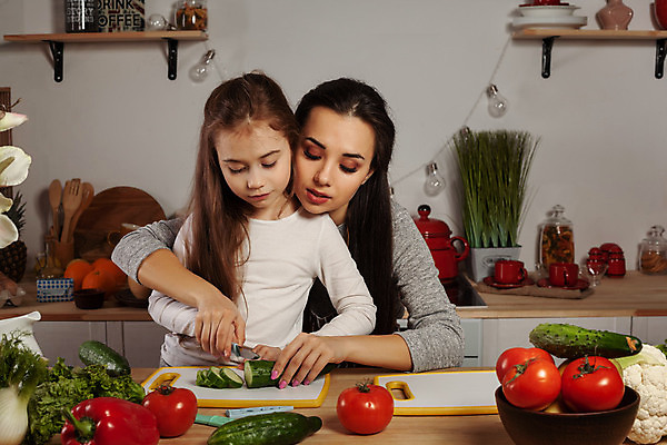 포토 JPG 해외이미지 응시 여자 딸 어린이 채소 모녀 엄마 함께함 실내 들기 상반신 성인 두명 앞모습 주방 잡기 도움 자르기 재료손질 즐거움 요리중 여자만 해외포토 시선 감정 뷰포인트 컨셉 가족 모션 사람 내부 손질 파일형식 이미지허브