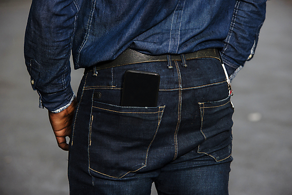 포토 JPG 해외이미지 모델 1 라이프스타일 손 남자 백그라운드 모바일 서기 사람 사람없음 야외 스마트폰 청춘 파티 유행 검은색 벨트 잡기 주머니 엉덩이 스마트 고립 해외포토 잡화 컬러 컨셉 모션 이벤트 생활 신체부위 핸드폰 스마트기기 파일형식 이미지허브