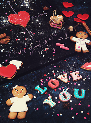 포토 JPG 해외이미지 검은배경 실내 사랑 사람없음 쿠키 하트 아이러브유 진저맨 진저쿠키 해외포토 모양 감정 백그라운드 디저트 내부 검은색 파일형식 이미지허브
