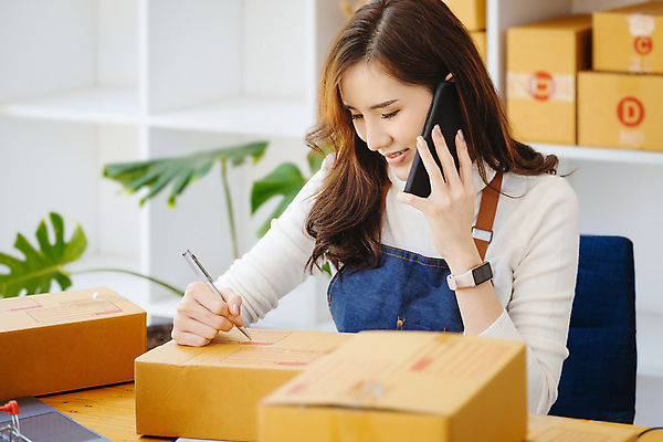 포토 JPG 해외이미지 여자 비즈니스 한명 들기 동양인 상반신 성인 앞모습 스마트폰 상자 기록 비즈니스우먼 통화 택배상자 전자상거래 성인여자한명만 해외포토 1 뷰포인트 모션 사람 인종 핸드폰 스마트기기 직장인 택배 여자한명만 성인여자만 파일형식 이미지허브