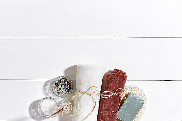 포토 JPG 해외이미지 실내 사람없음 하이앵글 수건 오브젝트 흰배경 스파용품 비누 아로마테라피 카피스페이스 해외포토 뷰포인트 백그라운드 내부 위생용품 스파 공백 흰색 테라피 파일형식 이미지허브