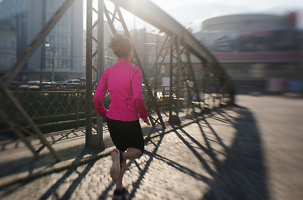 포토 JPG 해외이미지 전신 라이프스타일 여자 아침 건강 한명 성인 야외 뒷모습 운동복 달리기 조깅 햇빛 유산소운동 러닝 성인여자한명만 해외포토 주간 1 옷 뷰포인트 모션 사람 생활 운동 태양 여자한명만 성인여자만 파일형식 이미지허브