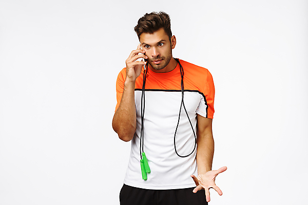 포토 JPG 해외이미지 남자 실내 한명 들기 상반신 성인 앞모습 스마트폰 놀람 흰배경 줄넘기 통화 성인남자한명만 해외포토 1 감정 뷰포인트 백그라운드 모션 표정 사람 내부 핸드폰 스마트기기 운동 흰색 남자한명만 성인남자만 파일형식 이미지허브