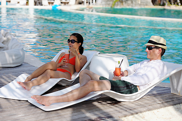 포토 JPG 해외이미지 전신 커플 여자 남자 수영복 음료 탁자 휴식 잔 수영장 빨대 들기 성인 두명 옆모습 선글라스 수영 마시기 선베드 성인만 해외포토 식기 옷 안경 뷰포인트 가구 컨셉 의자 관계 모션 사람 수상스포츠 파일형식 이미지허브