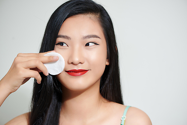 포토 JPG 해외이미지 여자 회색배경 실내 한명 들기 상반신 성인 앞모습 뷰티 닦기 화장솜 성인여자한명만 해외포토 1 뷰포인트 백그라운드 모션 사람 내부 회색 화장용품 여자한명만 성인여자만 파일형식 이미지허브