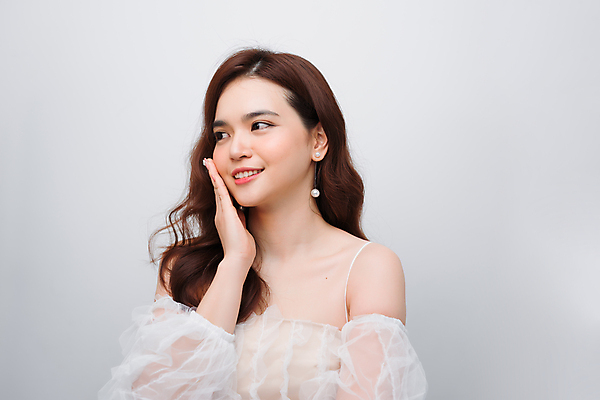 포토 JPG 해외이미지 응시 여자 회색배경 실내 한명 손짓 상반신 성인 앞모습 옆모습 뷰티 성인여자한명만 해외포토 1 시선 뷰포인트 백그라운드 모션 사람 내부 회색 여자한명만 성인여자만 파일형식 이미지허브