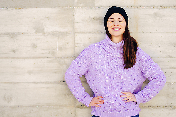 포토 JPG 해외이미지 백인 학생 라이프스타일 옷 여자 행복 겨울 거리 한명 웃음 사람 성인 야외 흰색 도시 스웨터 양모 캡모자 해외포토 서양인 모자_잡화 1 계절 감정 컬러 상의 표정 생활 직물 파일형식 이미지허브