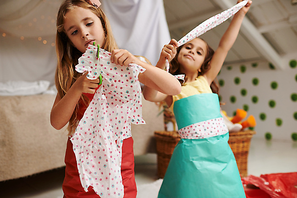 포토 JPG 해외이미지 드레스 여자 어린이 놀이 함께함 실내 들기 상반신 두명 앞모습 친구 우정 자르기 즐거움 만들기 가위질 소녀만 해외포토 옷 감정 뷰포인트 컨셉 관계 모션 가위_도구 사람 내부 여자만 어린이만 파일형식 이미지허브