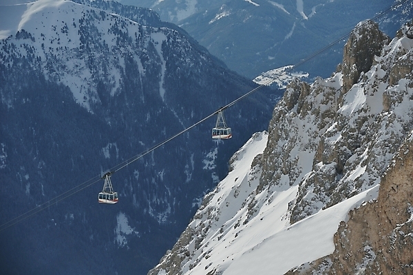 포토 JPG 해외이미지 주간 겨울 사람없음 야외 눈 리프트 케이블카 겨울풍경 전경 설산 해외포토 자연요소 계절 날씨 산 풍경 파일형식 탑뷰 이미지허브