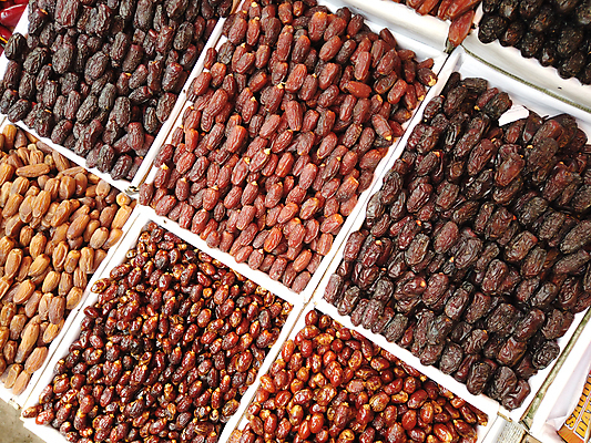 포토 JPG 해외이미지 손 탁자 사람없음 세일 흰색 사발 시장 선택 이슬람교 대추 라마단 채식주의자 많음 해외포토 종교 컬러 가구 컨셉 신체부위 사기그릇 채식 파일형식 이미지허브