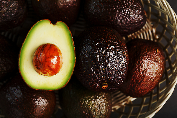 포토 JPG 해외이미지 과일 검은배경 단면 씨앗 근접촬영 사람없음 아웃포커스 하이앵글 신선 유기농 담기 아보카도 라탄바구니 해외포토 식물 웰빙 뷰포인트 백그라운드 모션 촬영기법 바구니 검은색 파일형식 이미지허브