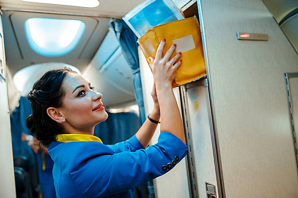 포토 JPG 해외이미지 여자 여행 비행기 실내 한명 미소 상반신 성인 옆모습 상자 손들기 승무원 캐비닛 항공 객실 넣기 성인여자한명만 해외포토 직업 1 뷰포인트 항공교통 모션 대중교통 표정 사람 내부 사물함 여자한명만 성인여자만 파일형식 이미지허브
