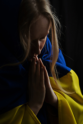 포토 JPG 해외이미지 손가락 관리 한명 내부 금발 머리 유행 희망 힘 고통 기도 무서움 전쟁 우크라이나 노화 해외포토 1 헤어스타일 손 감정 유럽 컨셉 사람 신체부위 파일형식 이미지허브