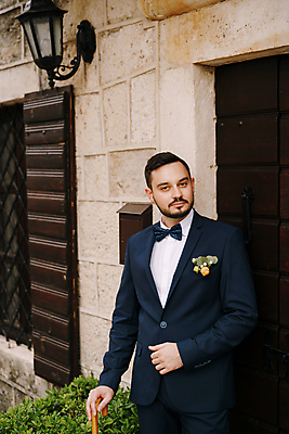 포토 JPG 해외이미지 서양인 남자 포즈 신랑 결혼식 한명 정장 상반신 성인 야외 앞모습 문 성인남자한명만 웨딩촬영 해외포토 외국인 1 옷 뷰포인트 결혼 사람 기념사진 남자한명만 성인남자만 파일형식 이미지허브