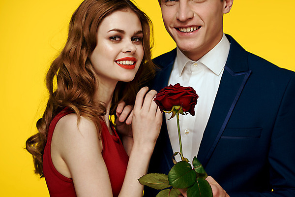 포토 JPG 해외이미지 백인 커플 여자 남자 포옹 들기 상반신 성인 두명 장미 낭만 우아함 성인만 해외포토 서양인 꽃 컨셉 관계 안기 모션 사람 파일형식 이미지허브