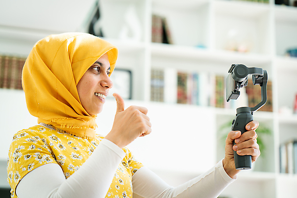 포토 JPG 해외이미지 라이프스타일 행복 얼굴 40대 인터넷 비즈니스 주택 한명 미소 성인 스마트폰 카메라 사진촬영 촬영 방 흐름 발사 이슬람교 동영상 공유 라마단 마케팅 소셜 소셜미디어 아랍어 진짜 채널 생존 해외포토 1 감정 종교 중년 컨셉 표정 사람 건물 생활 신체부위 전자제품 핸드폰 스마트기기 파일형식 이미지허브