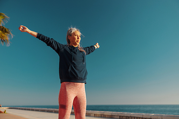 포토 JPG 해외이미지 주간 여자 중년 하늘 팔벌리기 한명 상반신 야외 앞모습 옆모습 운동복 스트레칭 중년여자한명만 해외포토 자연요소 1 옷 뷰포인트 모션 사람 성인 운동 여자한명만 중년여자만 파일형식 이미지허브