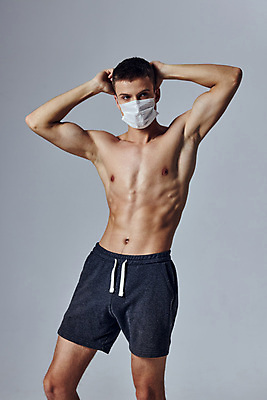 포토 JPG 해외이미지 백인 남자 포즈 회색배경 실내 마스크 한명 상반신 성인 앞모습 손들기 근육질 성인남자한명만 바디프로필 해외포토 서양인 1 뷰포인트 백그라운드 모션 근육 사람 내부 헬스 회색 몸매 남자한명만 성인남자만 파일형식 이미지허브