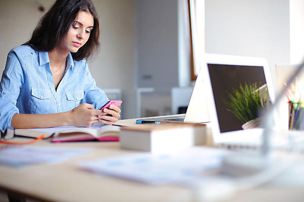 포토 JPG 해외이미지 백인 직업 응시 여자 행복 비즈니스 통신 성공 모바일 휴식 세포 말하기 대화 한명 사람 성인 노트북 스마트폰 컴퓨터 사무실 뷰티 우주 잡기 업무 비즈니스우먼 우아함 대표 종업원 전화기 경영자 리더 경영 정중 혼자 해외포토 서양인 1 시선 감정 컨셉 모션 전자제품 핸드폰 스마트기기 작업 직장인 파일형식 이미지허브