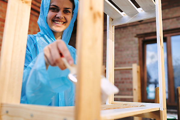 포토 JPG 해외이미지 여자 한명 들기 상반신 성인 목재 옆모습 페인트칠 바르기 페인트붓 목공예 목재가구 셀프 성인여자한명만 셀프인테리어 해외포토 나무 1 뷰포인트 가구 재료 모션 페인팅 사람 인테리어 붓 공예 여자한명만 성인여자만 파일형식 이미지허브