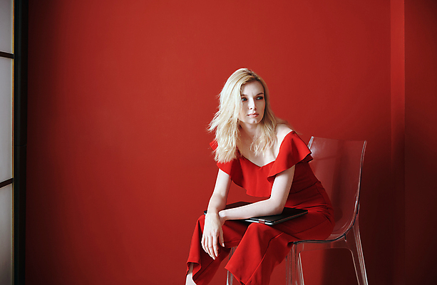 포토 JPG 해외이미지 백인 직업 학생 라이프스타일 여자 교육 벽 생각 인터넷 의자 비즈니스 사업가 통신 청소년 실내 한명 사람 앉기 20대 가로 빨간색 노트북 금발 사무실 유행 글로벌비즈니스 작업 비즈니스우먼 무선전화기 미녀 심플 온라인쇼핑 예복 전자상거래 심각 프리랜서 스타일 해외포토 서양인 1 헤어스타일 옷 컬러 가구 컨셉 모션 청년 내부 생활 전자제품 쇼핑 글로벌 직장인 전화기 미인 온라인 파일형식 이미지허브