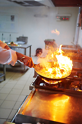 포토 JPG 해외이미지 손 불 실내 요리 들기 신체부위 주방 요리사 굽기 웍 해외포토 자연요소 직업 모션 주방용품 사람 내부 구이 파일형식 이미지허브