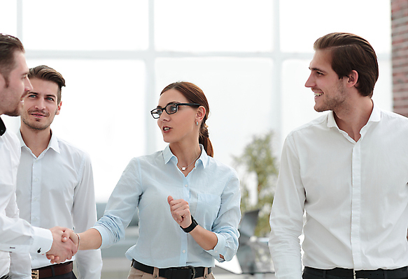 포토 JPG 해외이미지 직업 여자 남자 회사 비즈니스 사업가 창문 협력 설계 노동자 악수 직장 함께함 실내 대화 사람 여러명 금융 사무실 방 인사 업무 비즈니스맨 비즈니스우먼 계획 토론 종업원 스마트 책상 동료 직원 경영자 바쁨 경영 프로젝트 해외포토 가구 다수 컨셉 관계 말하기 손짓 내부 경제 예절 작업 직장인 리더 파일형식 이미지허브