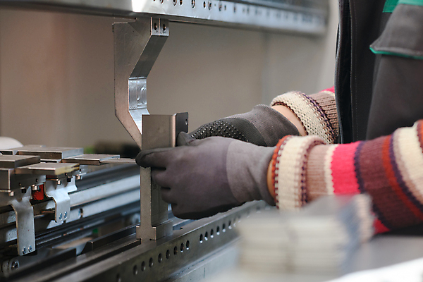포토 JPG 해외이미지 손 산업 공장 실내 신체부위 기계 장비 작업 소프트포커스 해외포토 공업 촬영기법 사람 내부 파일형식 이미지허브