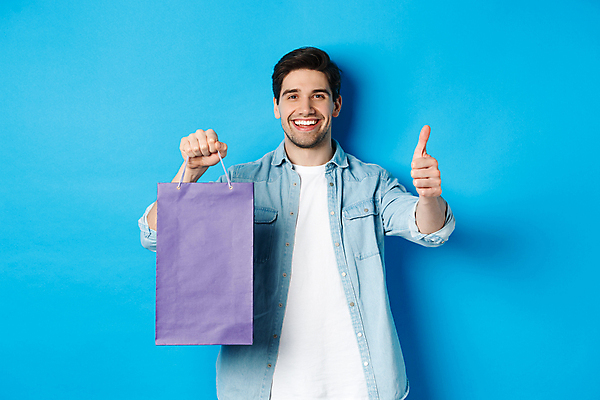 포토 JPG 해외이미지 서양인 남자 프레임 한명 웃음 들기 상반신 성인 앞모습 쇼핑 쇼핑백 사각형 집중 따봉 보여주기 주목 성인남자한명만 해외포토 도형 외국인 1 뷰포인트 컨셉 가방 모션 표정 사람 최고 남자한명만 성인남자만 파일형식 이미지허브