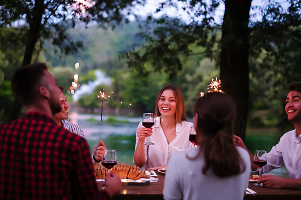 포토 JPG 해외이미지 나무 여자 남자 음식 와인잔 폭죽 들기 여러명 상반신 성인 야외 파티 저녁식사 저녁 레드와인 즐거움 성인만 해외포토 식물 감정 다수 술잔 모션 사람 이벤트 와인 식사 야간 파일형식 이미지허브