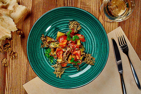 포토 JPG 해외이미지 접시 포크 토마토 와인잔 가지 마늘 사람없음 하이앵글 샐러드 식탁보 나이프 올리브오일 나무탁자 조지아 해외포토 식기 음식 뷰포인트 채소 술잔 탁자 칼 기름_음식 동유럽 파일형식 이미지허브