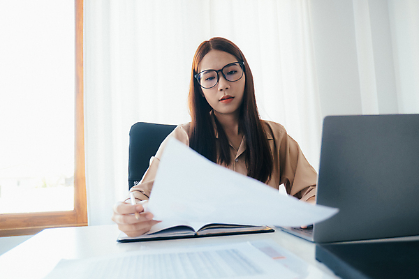 포토 JPG 해외이미지 비즈니스 설계 직장 한명 금융 경제 자료 공연 성장 작업 비즈니스맨 시장 재산 결과 주식 위험 분석 무역 컨설턴트 투자 이익 수익 가치 회계 비율 경영 계좌 수입 자금 회계사 해외포토 직업 1 남자 산업 컨셉 돈 회사 사람 이벤트 직장인 전문직 상담 파일형식 이미지허브