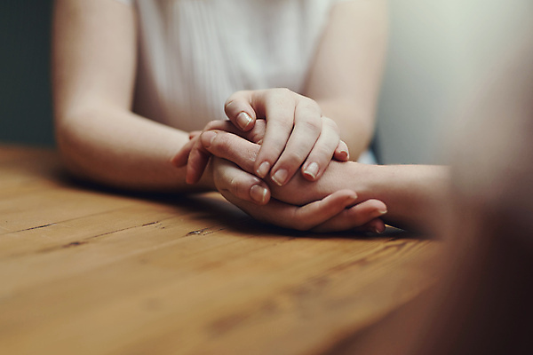 포토 JPG 해외이미지 라이프스타일 손 여자 백그라운드 탁자 함께함 실내 한명 상반신 성인 앞모습 신체부위 손잡기 우정 잡기 도움 소프트포커스 돌봄 지원 성인여자한명만 해외포토 1 뷰포인트 가구 컨셉 모션 촬영기법 사람 내부 생활 친구 여자한명만 성인여자만 파일형식 이미지허브