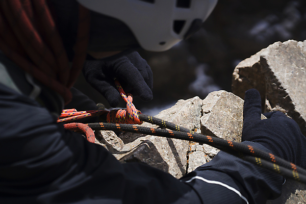 포토 JPG 해외이미지 직업 라이프스타일 손 남자 밧줄 스포츠 여행 장갑 자국 산 안전 사람없음 야외 경쟁 등산 하이킹 장비 도구 구출 정상 헬멧 위험 역동적 오르기 기어 달리기선수 헬프 해외포토 잡화 줄 컨셉 모션 레저 사람 생활 신체부위 트래킹 도움 보호장비 육상선수 파일형식 이미지허브
